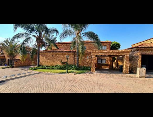 4 BEDROOM HOUSE FOR SALE IN NORTH RIDING